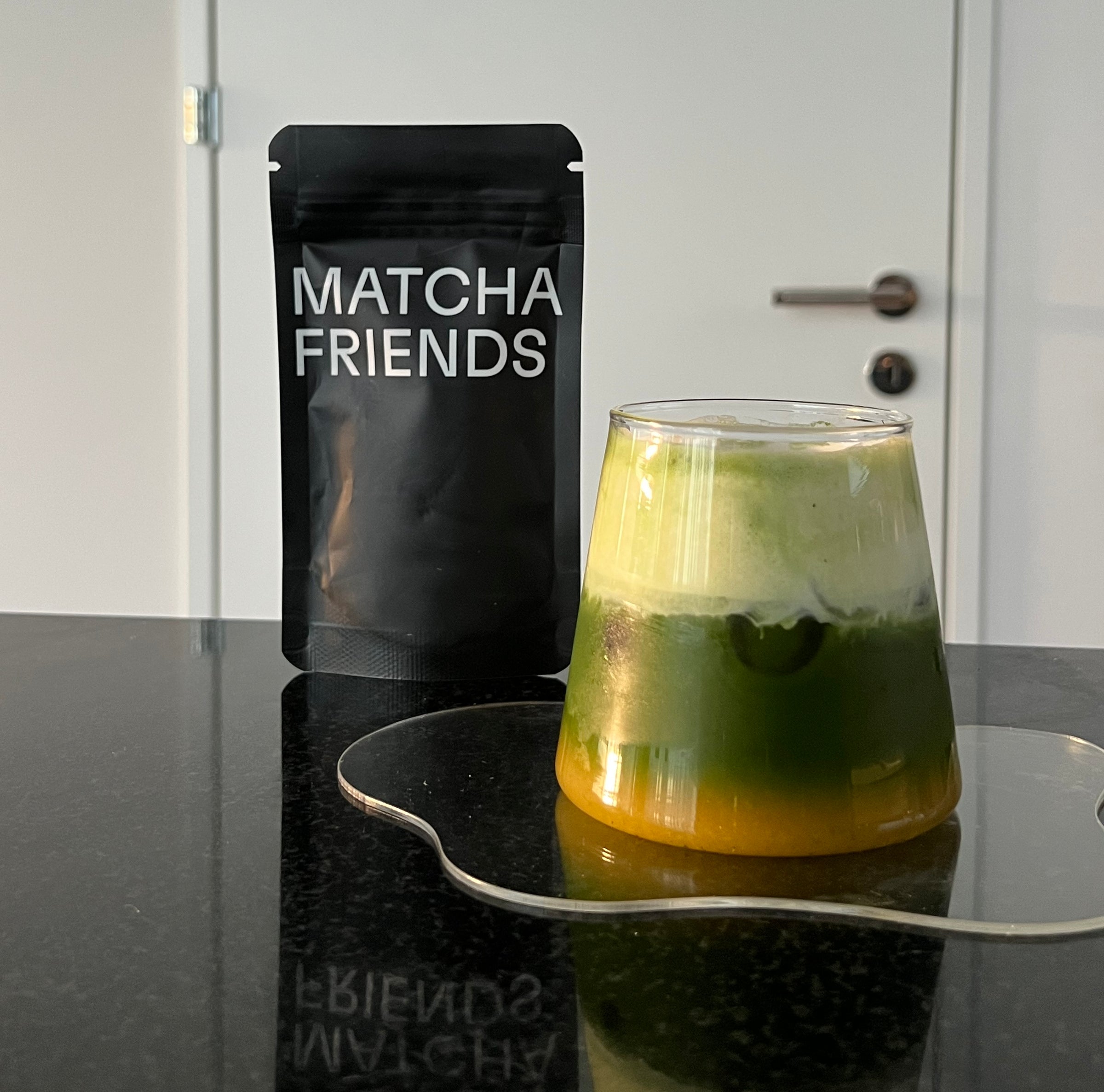 Erfrischender Orangen-Matcha-Drink mit cremigem Hafer-Schaum